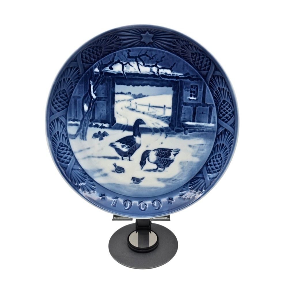 Vintage 1969 Royal Copenhagen Denmark Blue Christmas "Plate In the Old Farmyard"